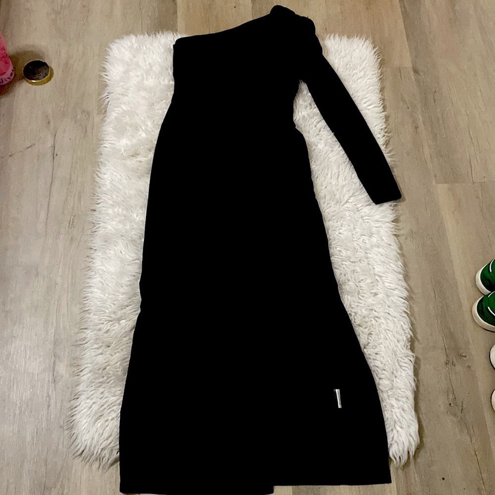 Black half long sleeve dress with slit on the side first come first serve